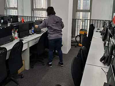 办公室装修后保洁：清除装修残留物，如油漆、涂料、胶水等；清洁玻璃、大理石、瓷砖等硬质表面