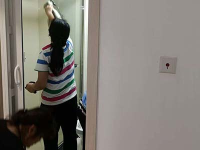 家庭日常保洁包括保持家居表面清洁、消除卫生死角、消灭害虫和细菌等